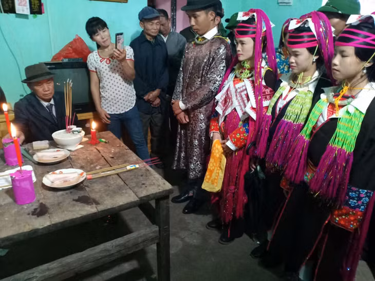 Chú rể Đặng Ngọc Mạnh và cô dâu Trưởng Thanh Trúc làm lễ kết duyên, trăm năm hạnh phúc.