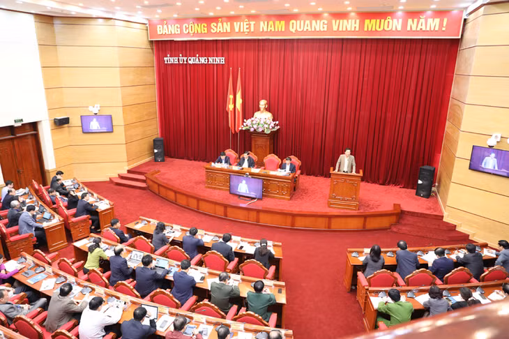 Bí thư Tỉnh ủy Nguyễn Văn Đọc chủ trì cuộc họp.