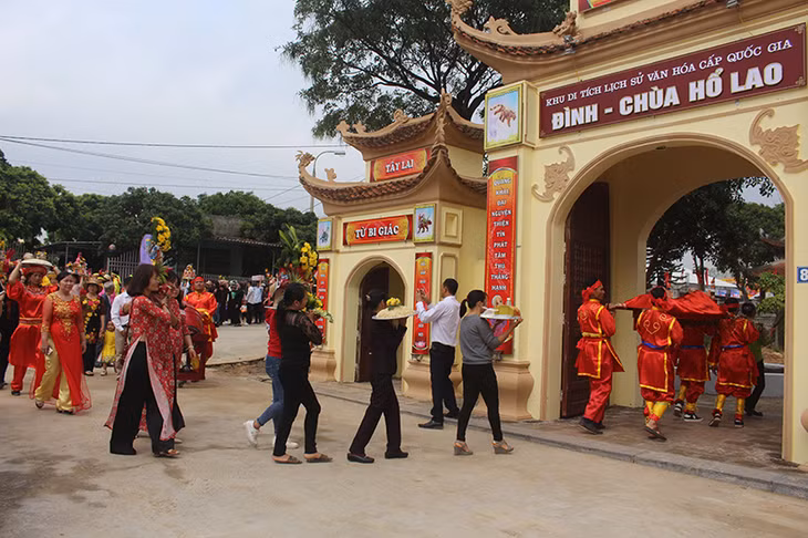 Các đoàn tế lễ tại đình - chùa Hổ Lao.
