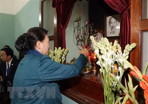 Chủ tịch Quốc hội Nguyễn Thị Kim Ngân dâng hương tưởng niệm Chủ tịch Hồ Chí Minh tại Nhà 67. (Ảnh: Trọng Đức/TTXVN)