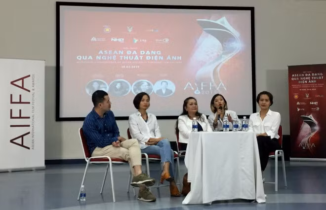 Từ trái sang: ĐD Trịnh Đình Lê Minh, nhà sản xuất Trần Thị Bích Ngọc, bà Livan Tajang (Giám đốc AIFFA) và thông dịch, diễn viên - ĐD Hồng Ánh