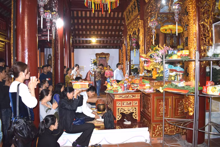Du khách thực hiện không được thắp hương gian trong của đền Cặp Tiên