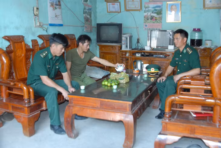 Cán bộ Đồn Biên phòng Quảng Đức nắm tình hình trong thôn Vắn Tốc qua người dân của thôn.