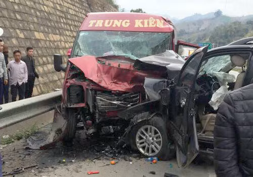 Hai xe hư hỏng nặng sau cú đối đầu. Ảnh: Viết Mai.