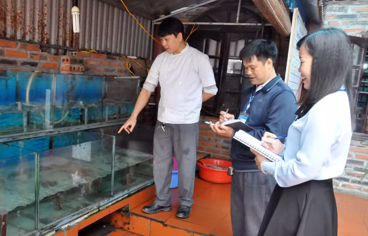 Cán bộ phường Yết Kiêu kiểm tra chất lượng dịch vụ đảm bảo vệ sinh an toàn thực phẩm tại các nhà hàng, khách sạn;
