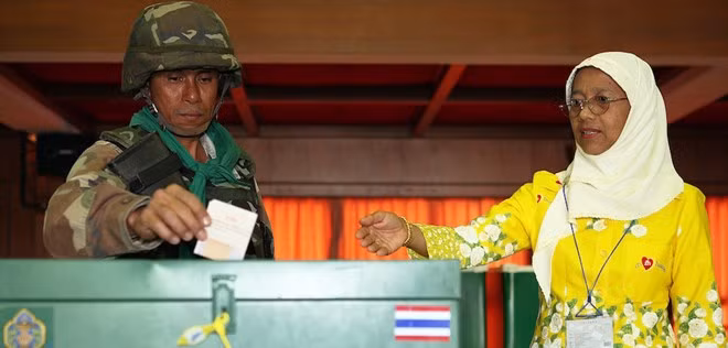 Cử tri đi bỏ phiếu trong một cuộc bầu cử ở Thái Lan. (Nguồn: Foreign Policy)