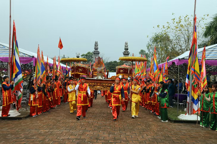 Nghi lễ rước thần tại Lễ hội Đình Đầm Hà.