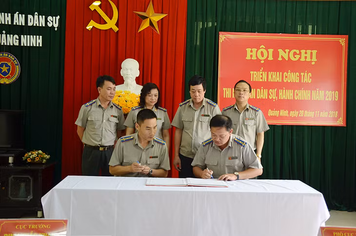 Lãnh đạo Chi cục THADS TP Cẩm Phả (ngồi bên trái) ký giao ước thi đua năm 2019