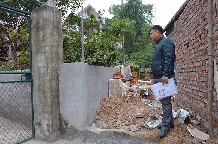 UBND xã Hiệp Hòa đã vận động ông Lãm lùi tường rào, trả lại ngõ đi 2m.