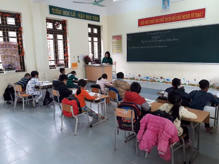 Cô Lý Thị Qúy Bình, giáo viên chủ nhiệm lớp 2, Trường Tiểu học Đồng Văn, huyện Bình Liêu củng cố lại kiến thức cho học sinh sau nghỉ Tết.
