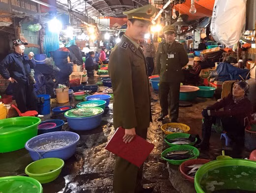 QLTT kiểm soát mặt hàng thực phẩm tại các chợ trên địa bàn.