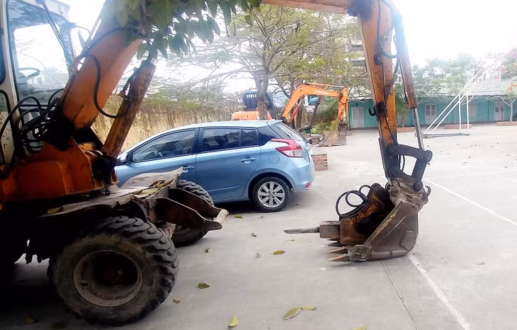 Lởm chởm các thiết bị có thể sảy ra tai nạn bất cứ lúc nào từ sự chủ quan của nhà trường và các em học sinh. Ảnh chụp ngày 13/2/2019.