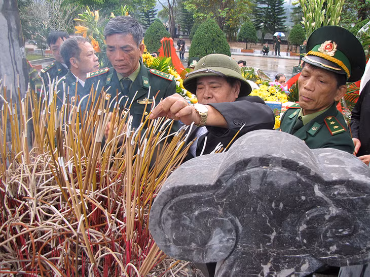 Em trai liệt sĩ, Anh hùng LLVT nhân dân, Đồn phó Đỗ Sĩ Họa dưng dưng xúc động dâng hương cho anh trai và đồng đội của anh mình.