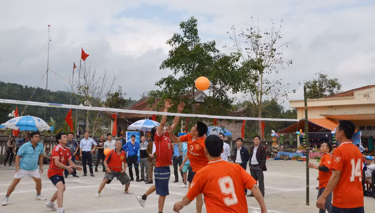 Thi đấu bóng chuyền.