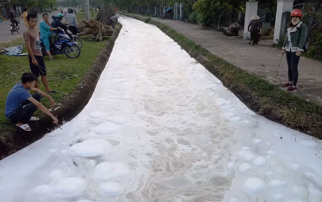 Nước kênh chảy qua khu vực xã Tam Phước và Tam An, huyện Phú Ninh (Quảng Nam) nổi bọt trắng, bốc mùi hôi. Ảnh: C.Đ.
