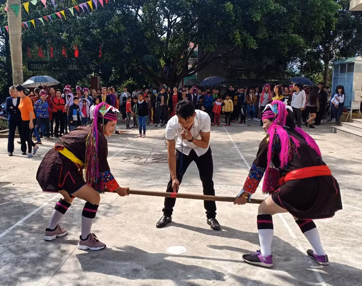 Các hoạt động vui tết đón xuân, các trò chơi dân gian ở xã Quảng Đức không chỉ được tổ chức ở trung tâm xã, mà còn tổ chức ở tất cả các thôn, bản, tạo không khí vui tươi, phấn khởi cho bà con trong xã.