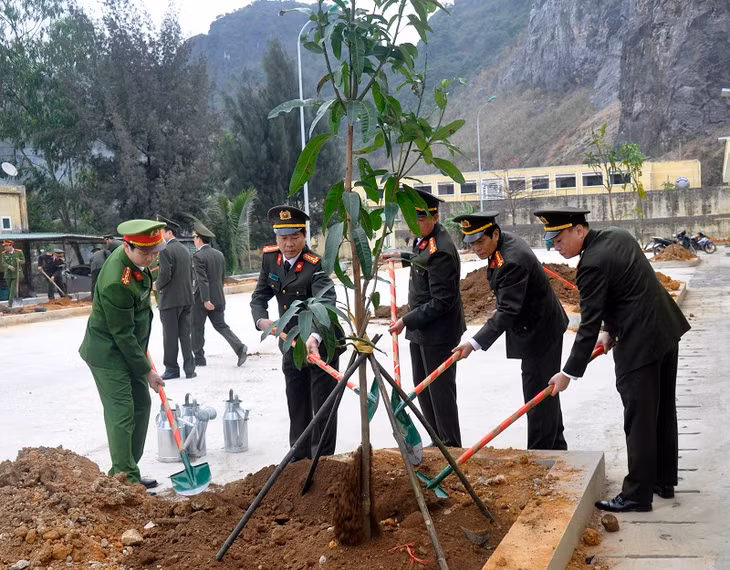 Lãnh đạo Công an tỉnh tham gia trồng cây tại khuôn viên Phòng Cảnh sát cơ động (Công an tỉnh).