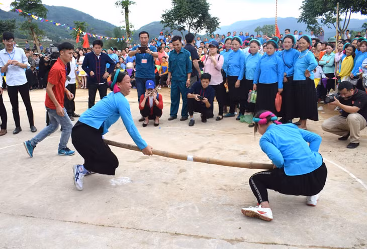 Phụ nữ Sán Chỉ đẩy gậy