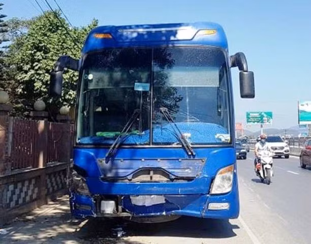 Xe ô-tô khách vỡ, méo phần đầu bên phải.