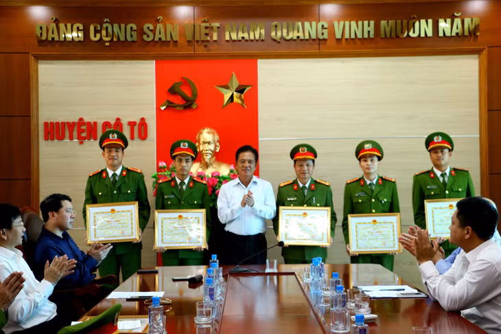 Lãnh đạo huyện Cô Tô tặng giấy khen cho các cá nhân có thành tích trong điều tra, phá án.