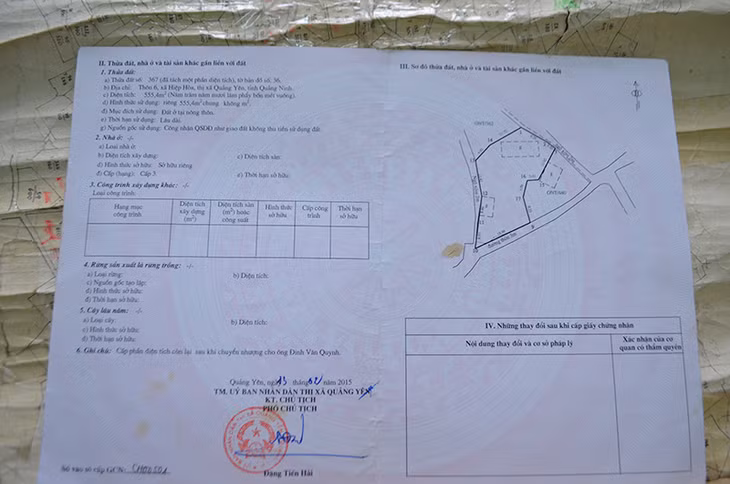 Theo ông Vũ Khắc Hoàn, chủ tịch UBND xã Hiệp Hòa, bản đồ địa chính và giấy chứng nhận quyền sử dụng đất cấp năm 2015 cho hộ gia đình ông Chuyên thể hiện ngõ đi rộng 2m.