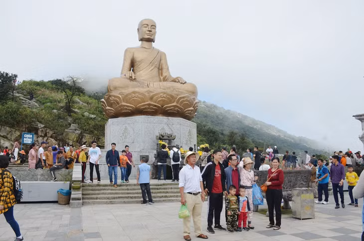 Khu di tích quốc gia đặc biệt Yên Tử sự kết hợp hài hoà giữa cảnh quan thiên nhiên với các công trình kiến trúc, nghệ thuật có giá trị về văn hóa, lịch sử của quốc gia. Hơn 700 năm trước, Đức vua Trần Nhân Tông sau hai lần lãnh đạo quân dân Đại Việt đánh thắng giặc xâm lược đã từ bỏ ngai vàng về tu hành, lập nên Thiền phái Trúc Lâm. Qua thời gian, dòng Thiền Trúc Lâm Yên Tử và danh sơn Yên Tử đã trường tồn phát triển trở thành một di tích đồ sộ với hàng chục ngôi chùa, hàng trăm am, tháp lớn nhỏ, hàng ngàn di vật cổ, chứa đựng những giá trị độc đáo về lịch sử văn hóa. Đặc biệt, từ năm 2018 – Trung tâm văn hóa Trúc Lâm Yên Tử được đưa vào khai thác đã trở thành địa điểm hấp dẫn nhân dân và du khách. 