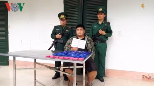 Đối tượng Lò Văn Thu cùng tang vật.