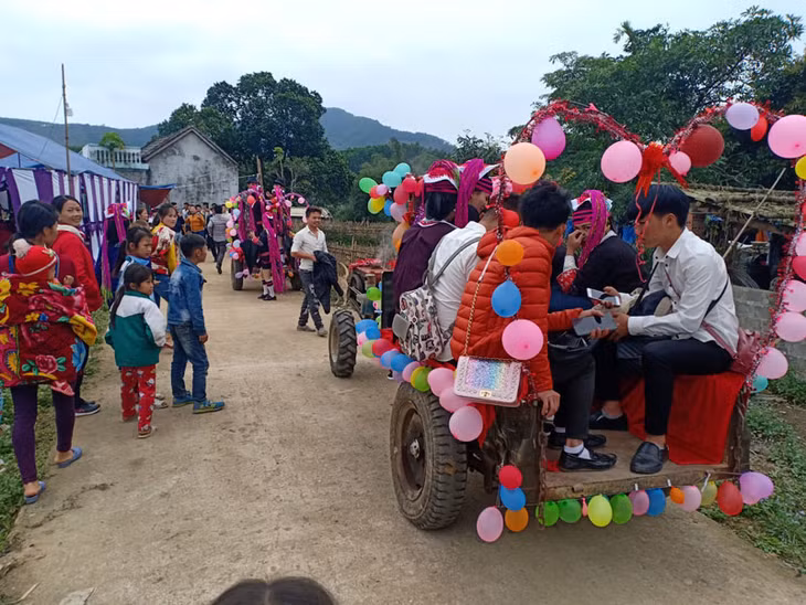 Sau khi làm lễ, đoàn rước dâu đưa cô dâu về nhà chồng.