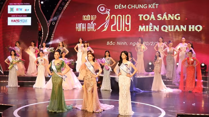  Top 3 thí sinh xuất sắc nhất cuộc thi. (Ảnh: Thanh Thương/TTXVN)