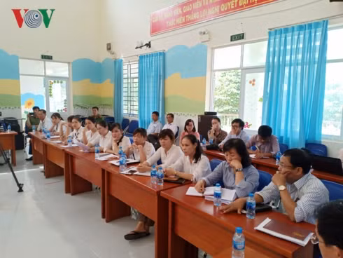 Tập thể giáo viên trường Phú Mỹ nghe công bố kết luận thanh tra