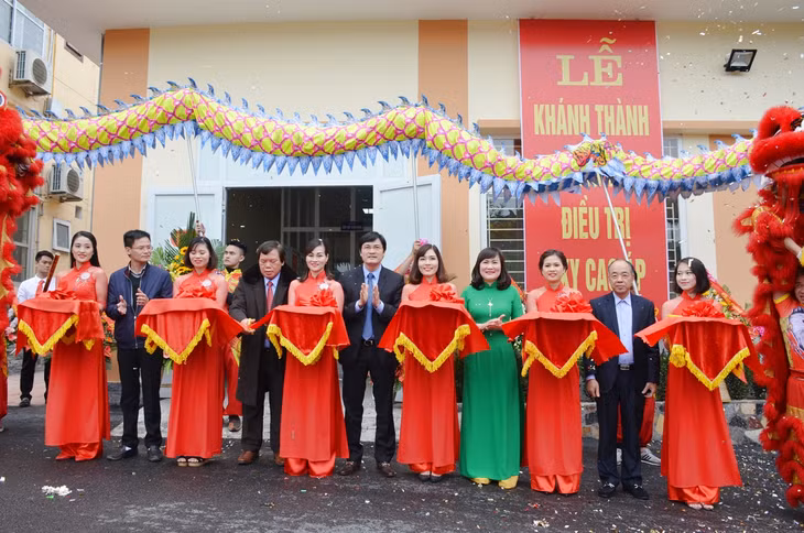 Đại biểu cắt băng khánh thành 