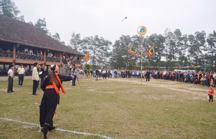 Trai gái người Dao Thanh Y chơi trò tung còn.