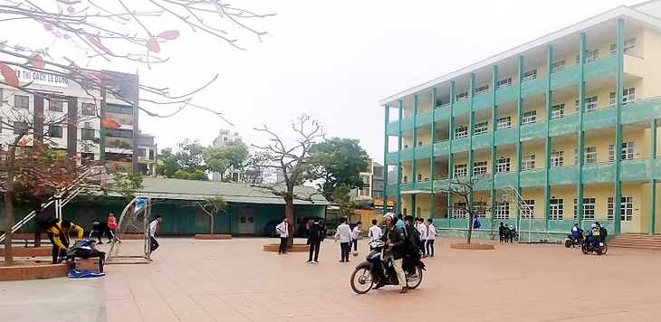 Không chỉ có ô tô, xe máy, xe máy điện cũng tự nhiên chạy trong sân trường. Ảnh chụp ngày 13/2/2019.