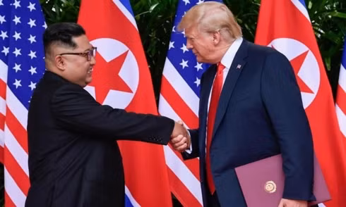 Tổng thống Mỹ Donald Trump (phải) và Chủ tịch Triều Tiên Kim Jong-un tại hội nghị thượng đỉnh lần đầu ở Singapore tháng 6/2018. Ảnh: AFP.