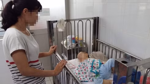 Bệnh nhi mắc cúm điều trị tại Bệnh viện Nhi Trung ương.