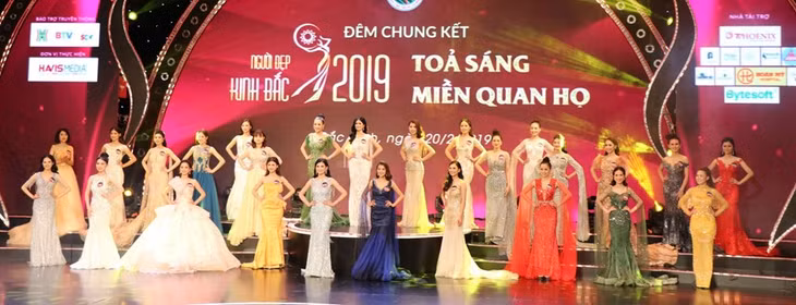  Các người đẹp Kinh Bắc trong phần trình diễn trang phục dạ hội. Ảnh: Thanh Thương/TTXVN