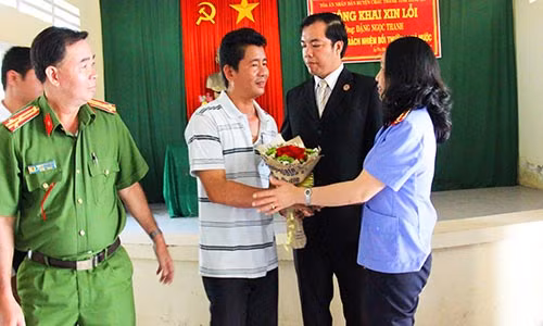 Anh Thanh nhận hoa từ cơ quan tố tụng trong buổi xin lỗi vào tháng 12/2017. Ảnh: Hoàng Nam.