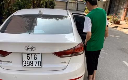 Ông Đ trình báo vừa rời xe thì bị cướp
