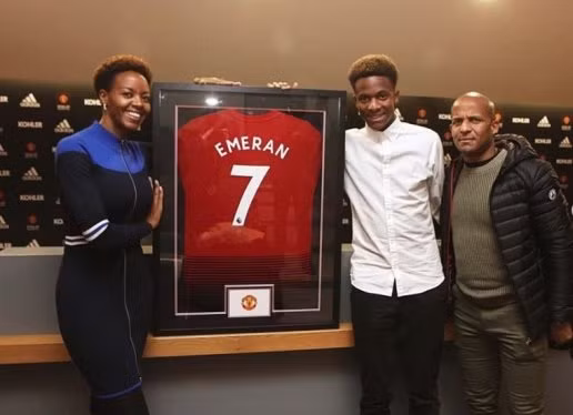  Emeran hạnh phúc khoe chiếc áo số 7 của Man Utd.