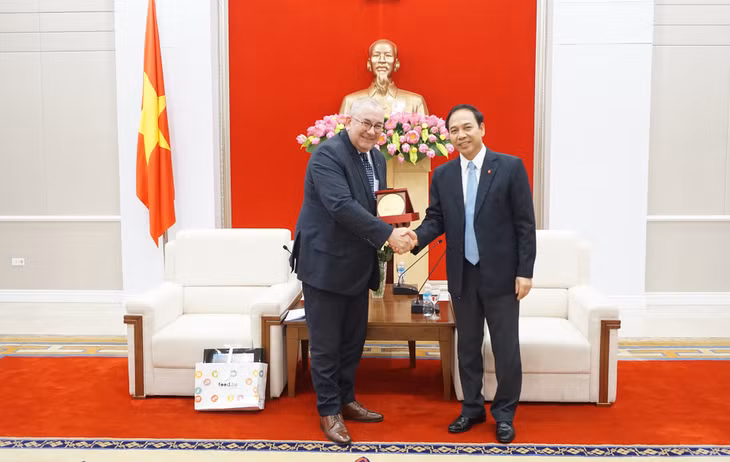 Đồng chí Đặng Huy Hâu, Phó Chủ tịch Thường trực UBND tỉnh tặng quà lưu niệm cho 