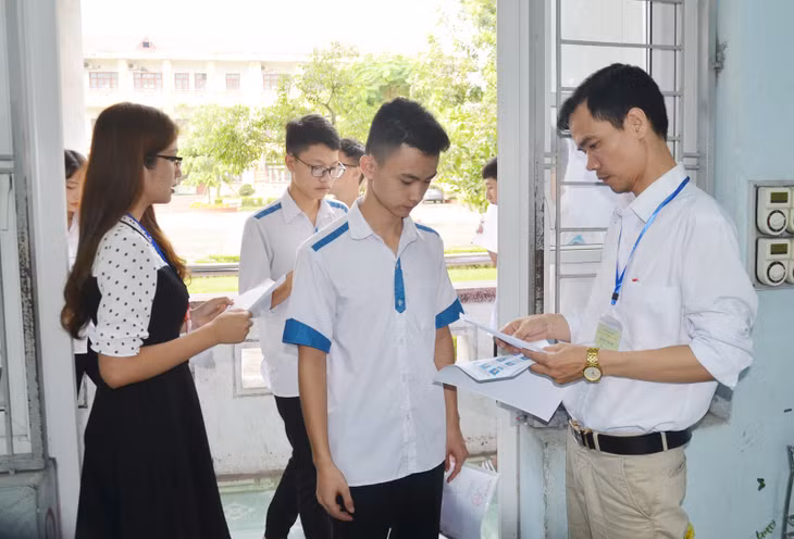 Cán bộ coi thi kiểm tra thẻ dự thi thí sinh. Ảnh chụp điểm thi THPT Quảng Hà. Ảnh: Thái Cảnh