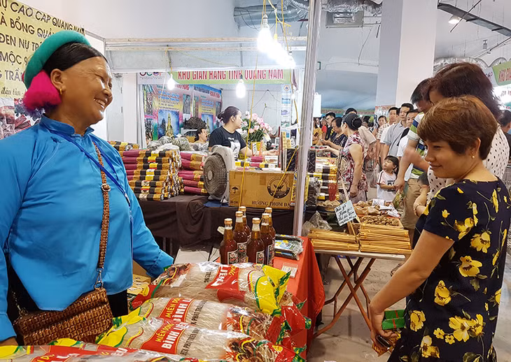 Người dân lựa chọn, mua sắm sản phẩm OCOP tại Hội chợ OCOP Quảng Ninh - Hè 2019. (Ảnh: Nguyễn Chiến)