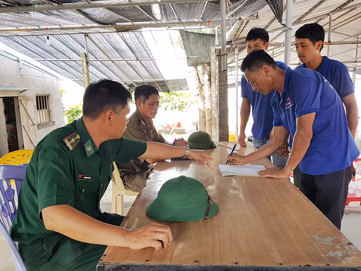 Cán bộ Đồn BP Cô Tô phối hợp với lãnh đạo tổ an ninh tự quản bến Bắc Vàn kiểm soát lệnh xuất bến của phương tiện.