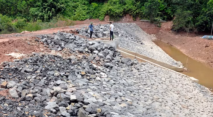 92 mét Đê Ký Vày (xã Đài Xuyên) nhằm ngăn mặn và phòng chống thiên tai, được đầu tư trên 1,6 tỷ đồng từ nguồn vốn của tỉnh, huyện Vân Đồn, sắp hoàn thành và đưa vào hoạt động. 