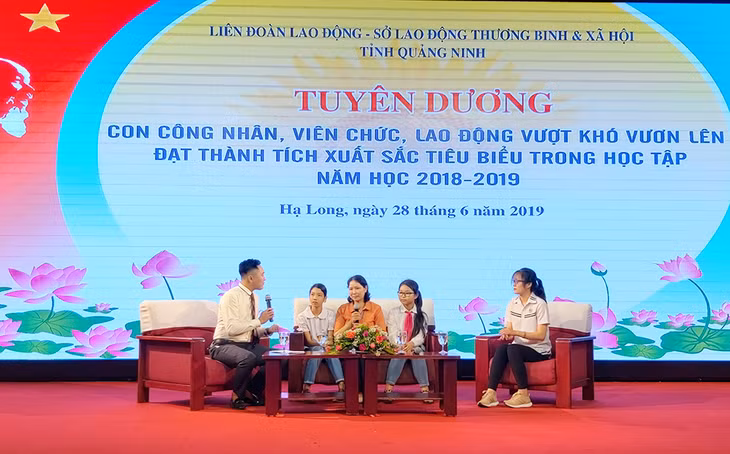 Giao lưu tọa đàm với con công nhân vượt khó học giỏi tiêu biểu.