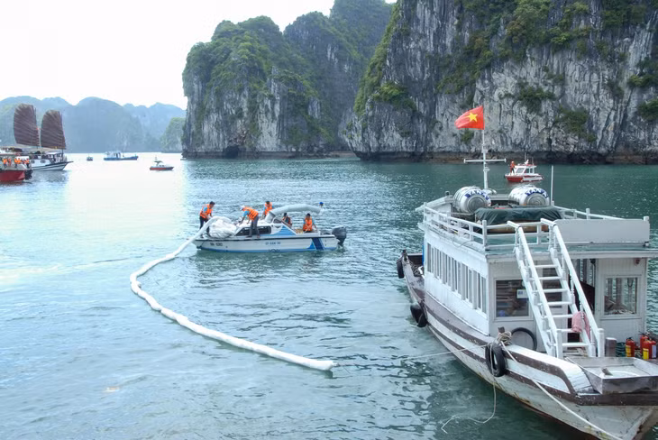 Sự cố tràn dầu được khắc phục nhanh chóng bằng phao quây và giấy thấm chuyên dụng.