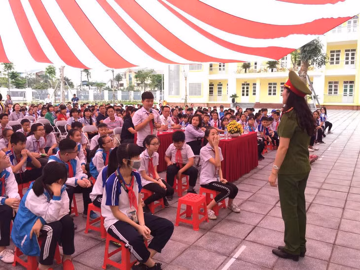Một buổi tuyên truyền Luật giao thông cho các em học sinh của Công an TP Cẩm Phả