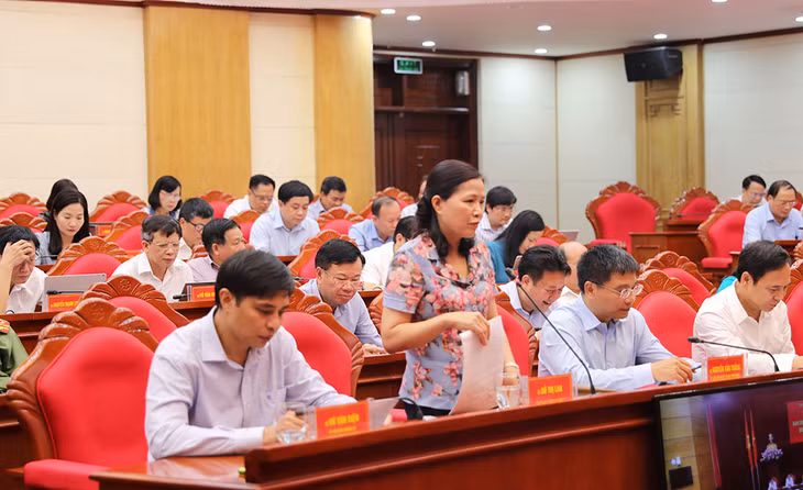 Đồng chí Đỗ Thị Lan, Trưởng Đoàn ĐBQH tỉnh tham gia ý kiến tại hội nghị. 