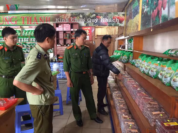  Lực lượng chức năng kiểm tra các sản phẩm đặc sản.