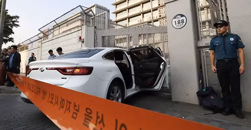 Cảnh sát đứng gác tại hiện trường vụ ôtô lao vào đại sứ quán Mỹ ở Seoul, Hàn Quốc hôm nay. Ảnh: AFP.